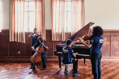 DIVERTIMENTO EM DO MAIOR de Joseph Haydn. - Quarteto Quarteto ABDA Filarm�nica