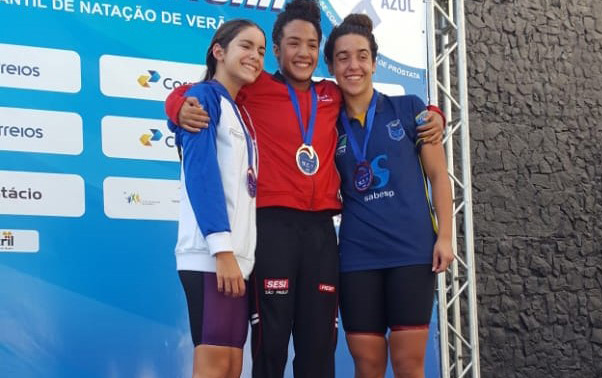 A atleta Sophia Dela Coleta no p�dio com as duas colegas que tamb�m conquistaram medalha