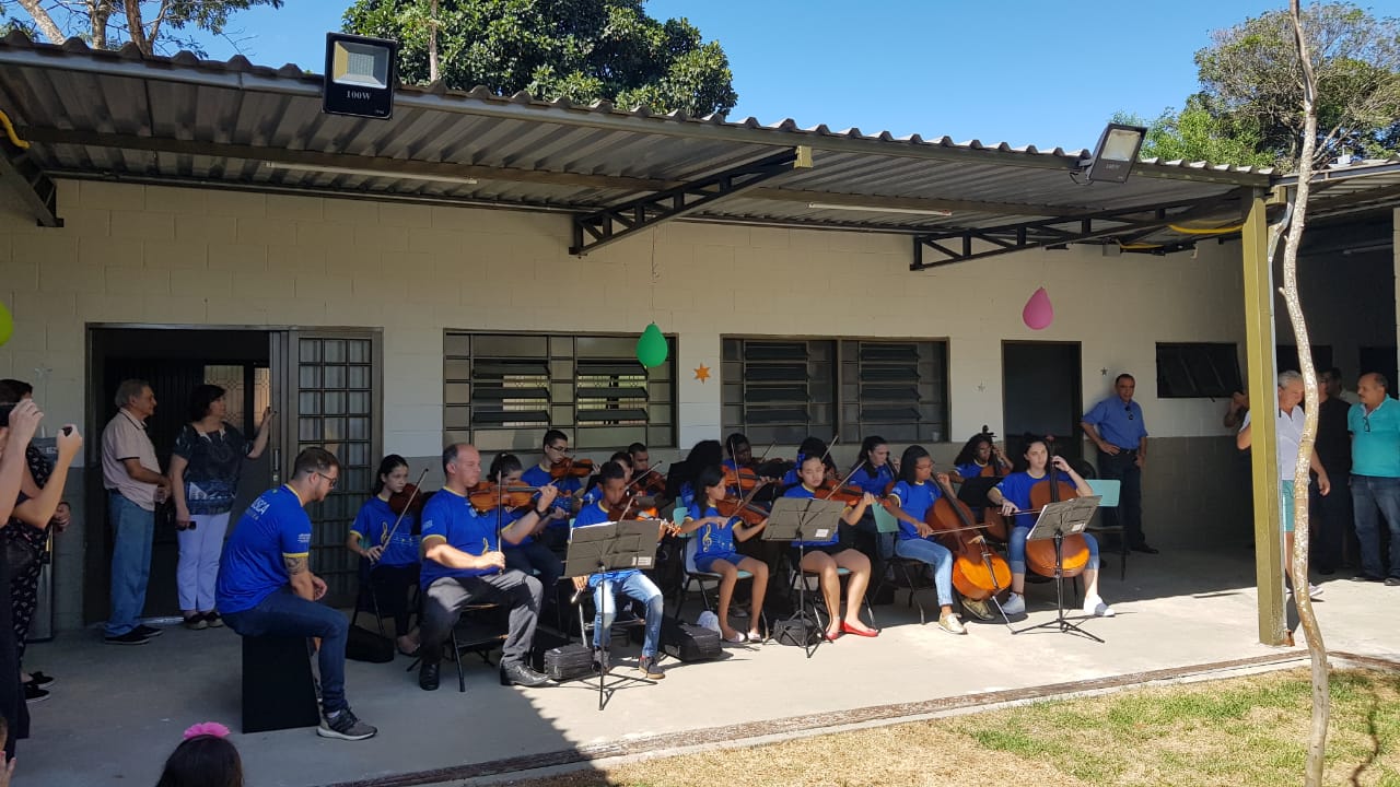 Alunos de Cordas da ABDA Filarm�nica se apresentam em entrega de creche