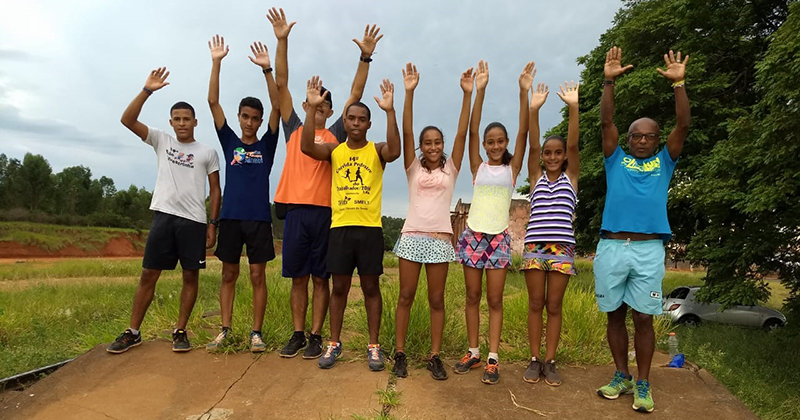 Jos� Cl�udio hoje se dedica �s aulas para as crian�as de um projeto em Guai�ara