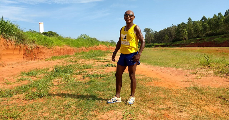 Jos� Cl�udio mostra a pista onde treina as crian�as e sonha em v�-la com melhorias