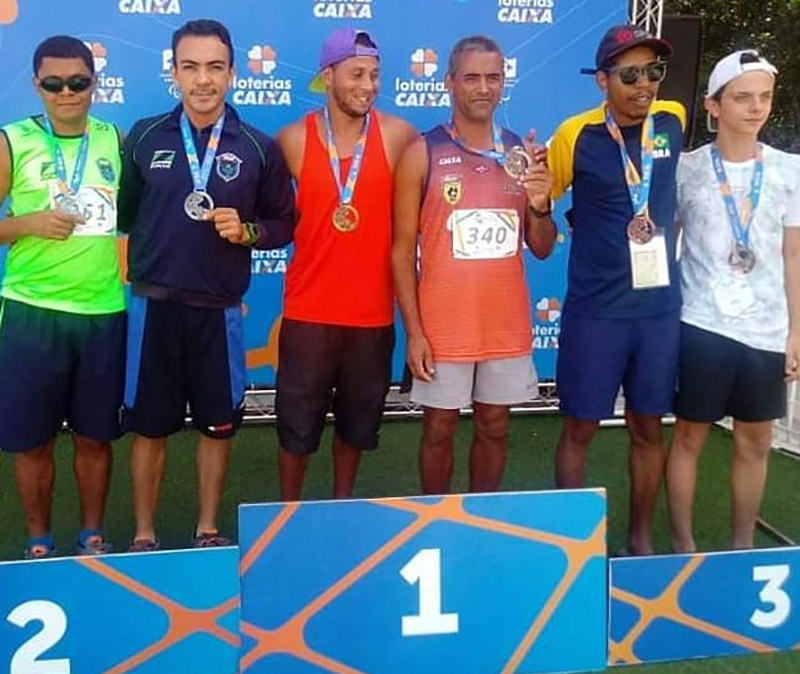 O atleta Tiago de Souza Esquerdo com o atleta guia Paulo Roberto de Carvalho no p�dio da medalha de prata nos 5000 metros