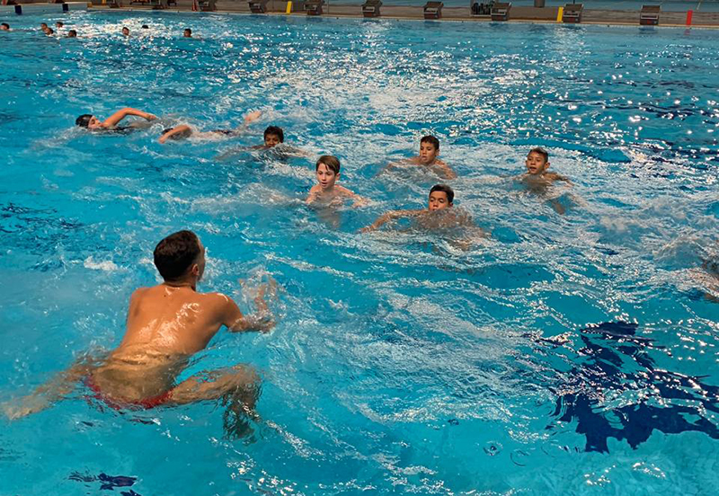 Goleiro Jo�o trabalhando perna com as crian�as na piscina da Arena ABDA