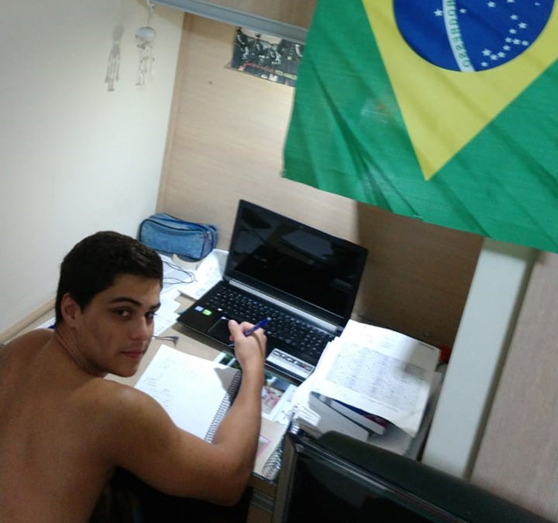 Luan no seu cantinho de estudos 2 dias antes da prova, por coincid�ncia era a madrugada do seu anivers�rio de 18 anos: "ficava v�rias horas por dia aqui" 
