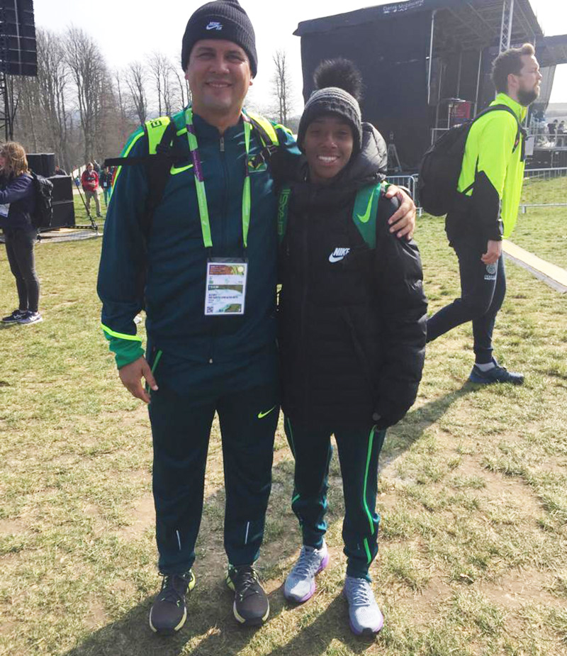 Jeovana Santos com o treinador Neto Gon�alves: experi�ncia pela Sele��o e retorno ao Brasil com foco nas pr�ximas competi��es