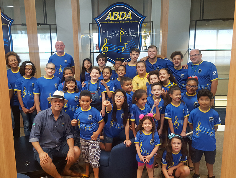 Claudio Zopone conversou com as crian�as da musicaliza��o na sala de trof�us da ABDA durante entrega de instrumentos