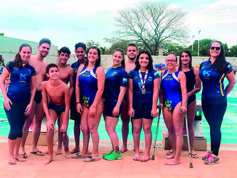 Professores e atletas da equipe de nata��o paral�mpica da ABDA: conquista da liberdade e muitas medalhas - Foto: Donato Fidelis - Alta Fotografia