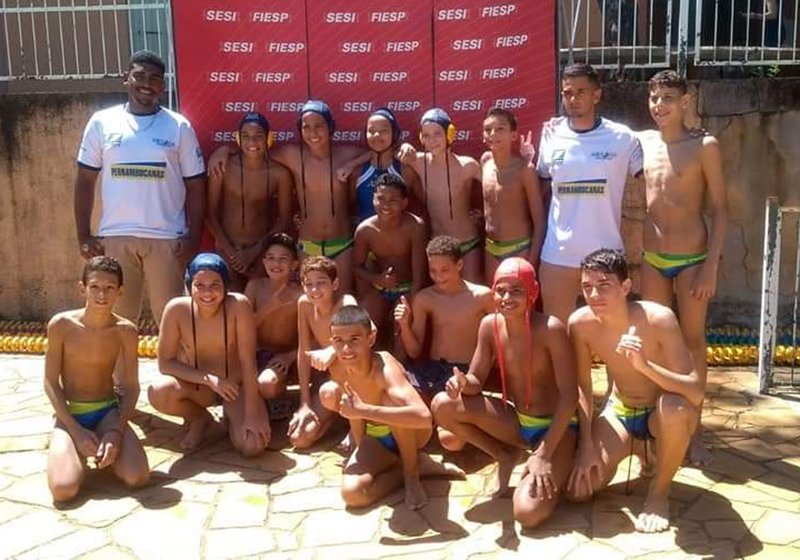 Atletas do time da H�pica com o t�cnico Felipe Moreira