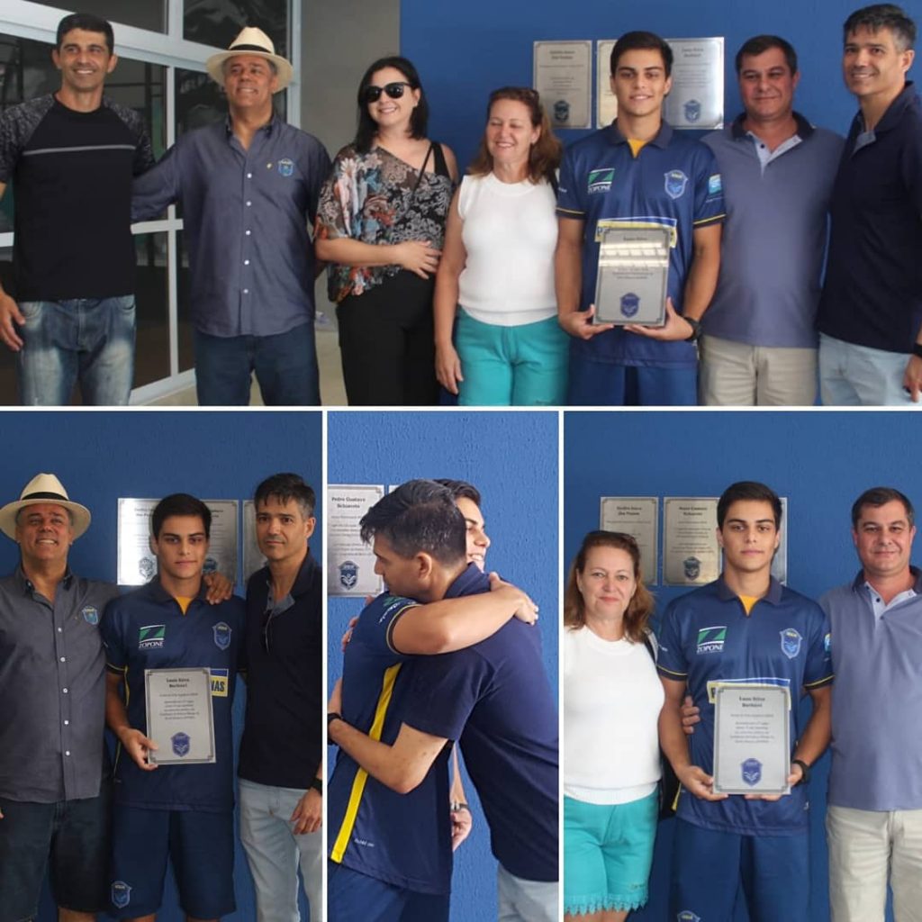 Luan Barbieri recebeu das m�os do comandante da PM e ao lado dos pais Ricardo e Valderly r�plica em acr�lico da placa de inox colocada na Arena