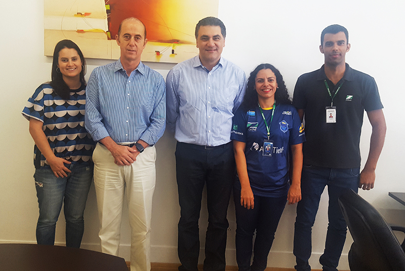 Da esq. para dir: Daniela Martha Abramides Gon�alves (esposa do Abramides), dr. Fl�vio Toledo, Roberto Abramides Gon�alves Silva, Sheila Junqueira (assessoria de imprensa da ABDA) e Rodrigo Soares (Zopone Engenharia).