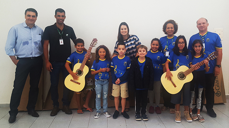 As crian�as da aula de piano se encantaram com a visita e os novos viol�es que foram entregues por Abramides