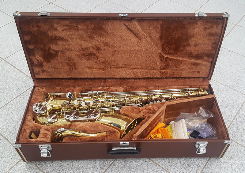 O saxfone tenor modelo 25 � um instrumento da linha estudante da Yamaha