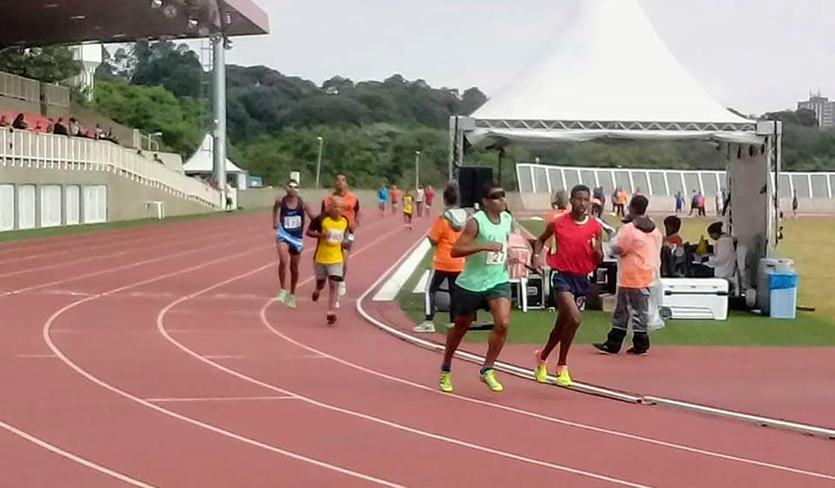Atleta conquista prata e bronze em competi��o para deficientes visuais