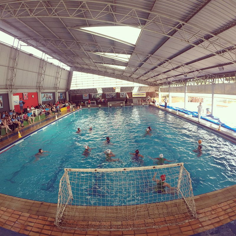 Piscina da Multicobra foi a primeira a ser usada pelo Projeto Futuro com apenas algumas crian�as