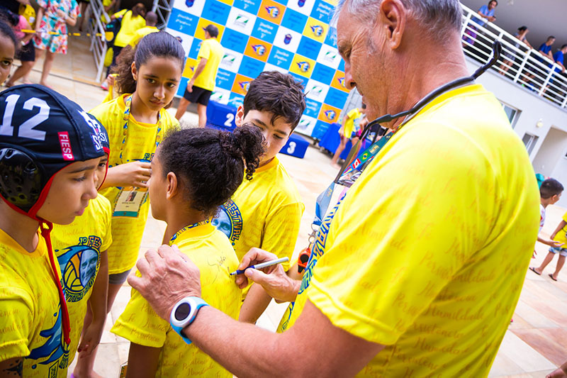 Attila Sud�r autografou as camisetas dos atletas na 1� edi��o do festival