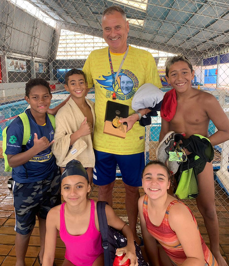 O h�ngaro Attila Sud�r mostrou a medalha de campe�o em Montreal para as crian�as