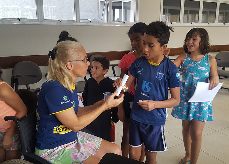 No primeiro dia da nova aula, as crian�as levaram para casa um "certificado" de inicia��o