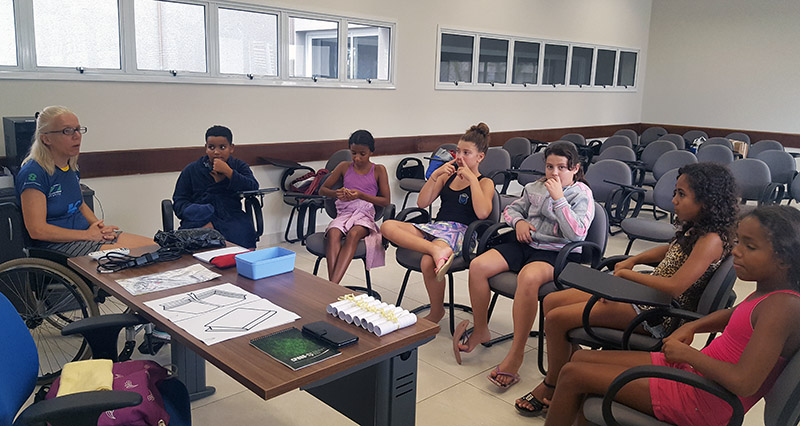Atleta Glauciene Ribeiro, da nata��o paral�mpica, orienta o grupo de leitura