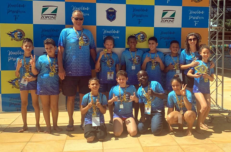 Equipe ABDA Brasil posa para foto com Attila Sud�r e a t�cnica Carol Lioni