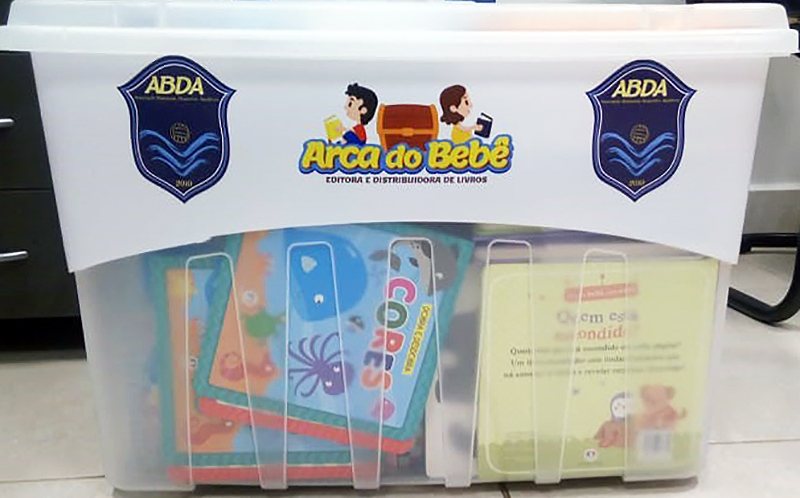 As 3 caixas do kit Arca do Beb� v�m personalizadas, com 252 livros no total