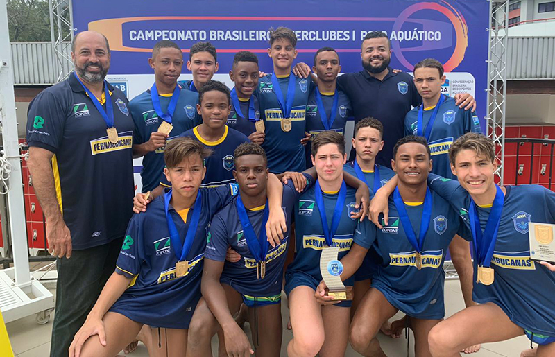 O atleta Rafael Lauris com os colegas da equipe, campe�es brasileiros sub-14 de polo aqu�tico