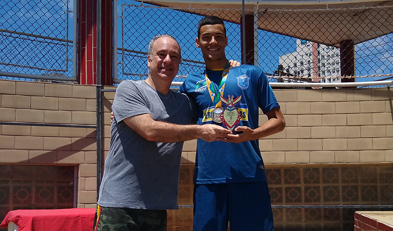 O atleta da ABDA Jhonatan Previlato ainda conquistou trof�u de goleiro menos vazado da competi��o