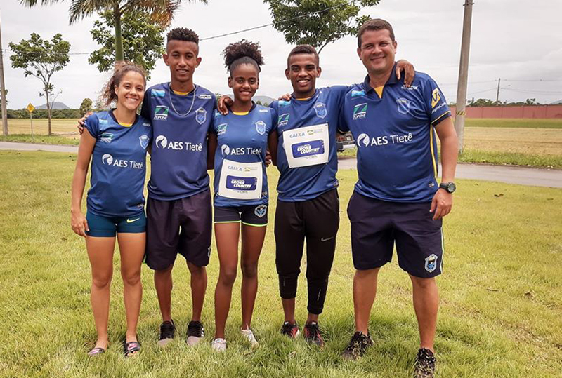 Leticia Bello, Marcos Felipe Ana Beatriz Trajano e Daniel Nascimento com o t�cnico Neto Gon�alves