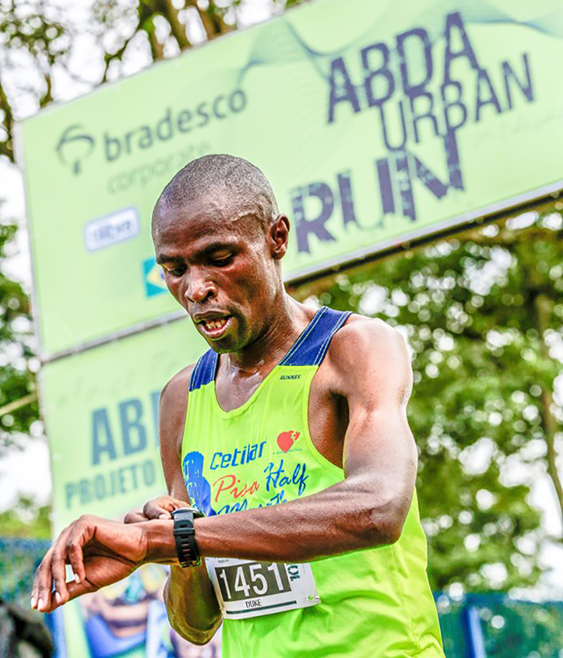 O queniano Duke Otwori Obago, que veio ao Brasil exclusivamente para correr em Bauru e sagrou-se campe�o da prova dos 10km masculino