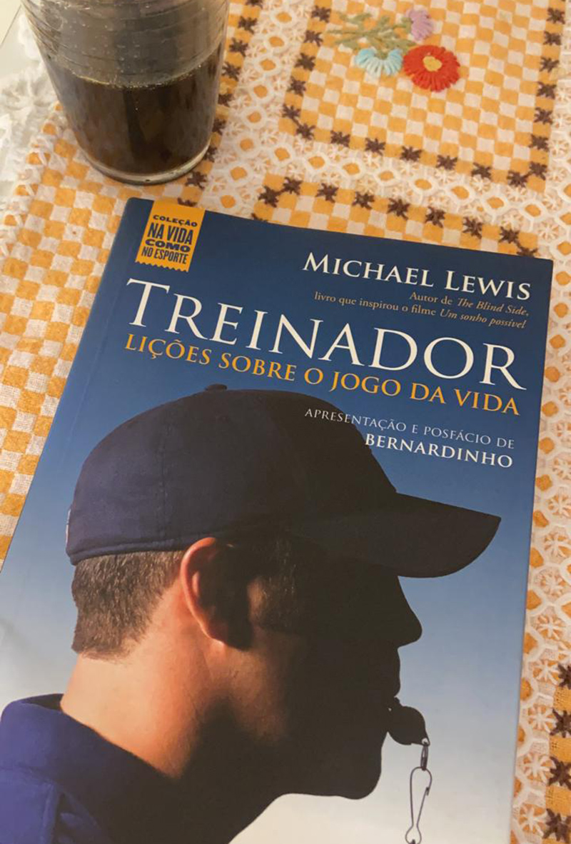 "Treinador" conta hist�ria de um treinador de beisebol e basquete e como ele lidava com as equipes