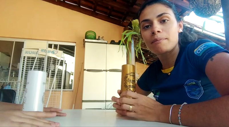 Fernanda Alves tamb�m usou copos para montar sua atividade