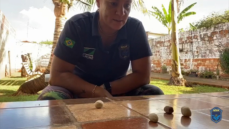 Professora Jana�na ensina a jogar Tento: hora de mudar a rotina