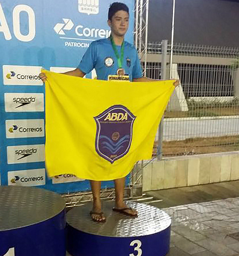 Em 2015, atleta Leonardo Suzuki Rossi foi primeiro medalhista brasileiro da natação da ABDA