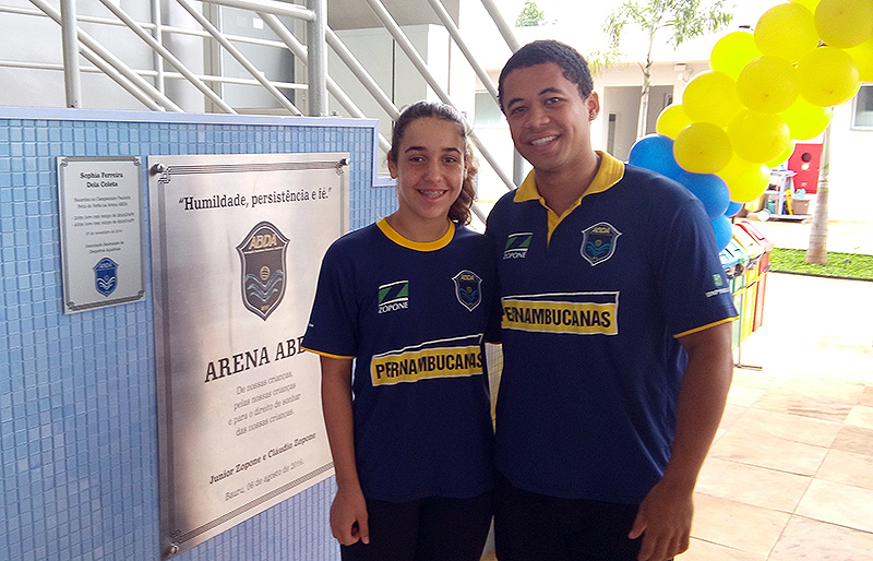 Ao lado do técnico Felipe Pereira, a recordista paulista Sophia Coleta ganhou placa na Arena ABDA