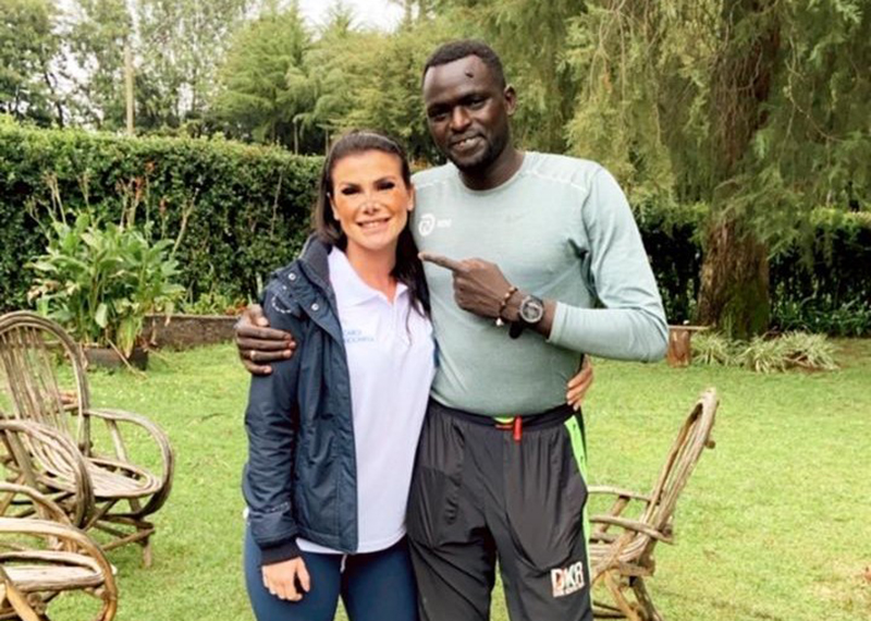 Carol Bernardino, nutricionista da ABDA, com preparador físico queniano