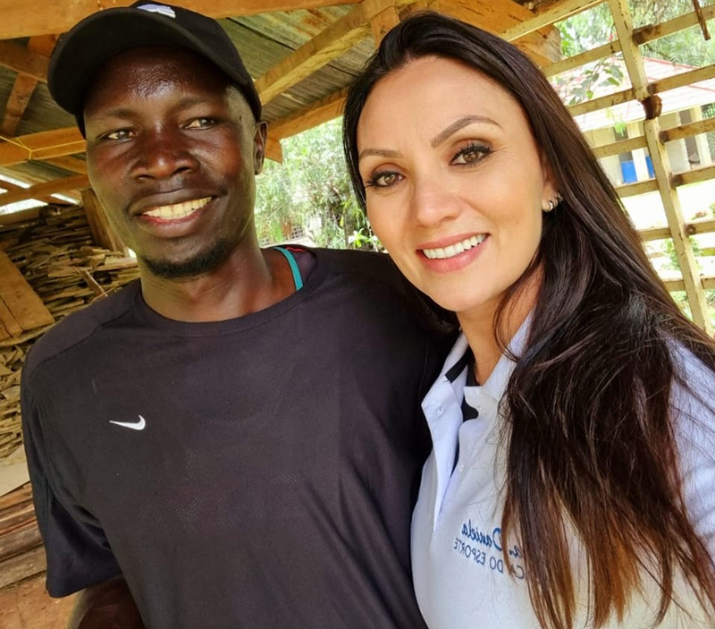 M�dica Daniela Seda com fisioterapeuta queniano