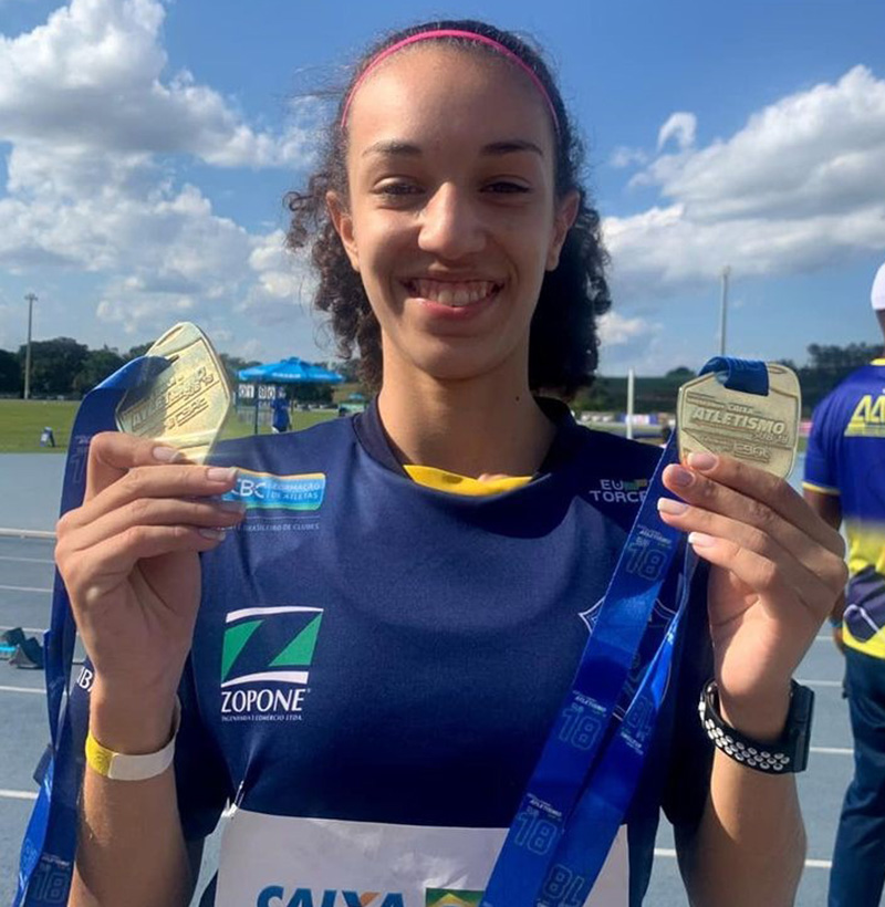 Ana Cec�lia de Oliveira com as duas medalhas de ouro dos 100m e 200m rasos