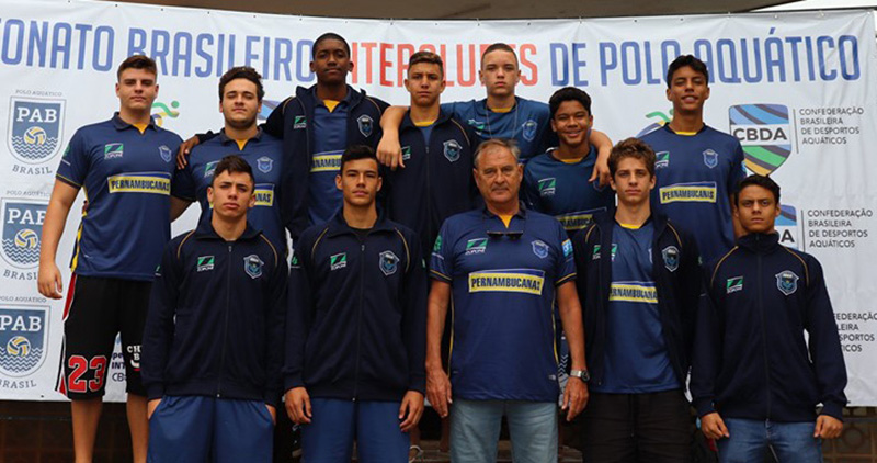 T�cnico Attila, no meio na fileira debaixo, com Duzinho ao lado, no Campeonato Brasileiro Sub-18, em 2019 | Divulga��o ABDA