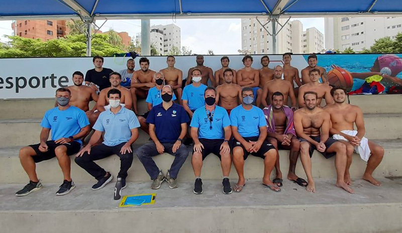 Sele��o brasileira masculina de polo aqu�tico; Duzinho � primeiro � direita da segunda fileira | Cr�dito Instagram CBDA