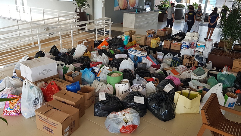 Al�m de alimentos e produtos de higiene, muitas roupas foram arrecadadas