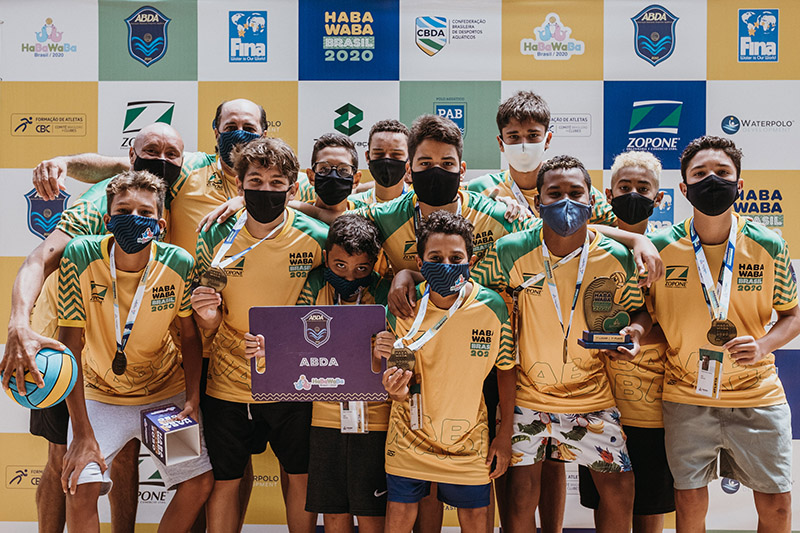 Cesar (de máscara branca) com o time campeão do HaBaWaBa Brasil 2020
