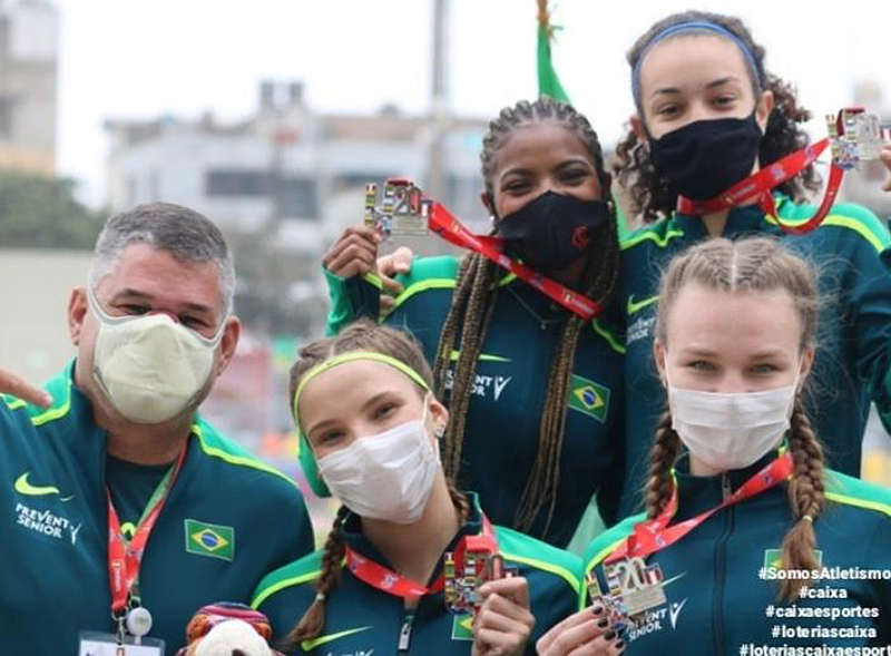 Ana Cec�lia com o time brasileiro do revezamento Alana Amorim, Tainara Mees e Suellen Sant?Anna