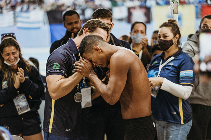 Técnico Douglas Gonçalves comemora com o atleta Brian Aguiar