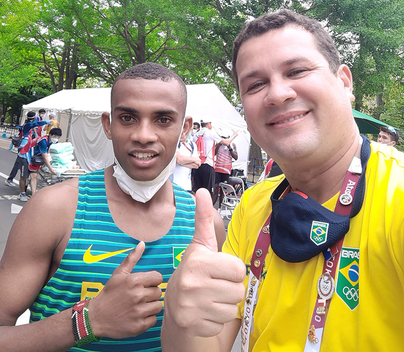 Daniel Nascimento com o t�cnico Neto Gon�alves