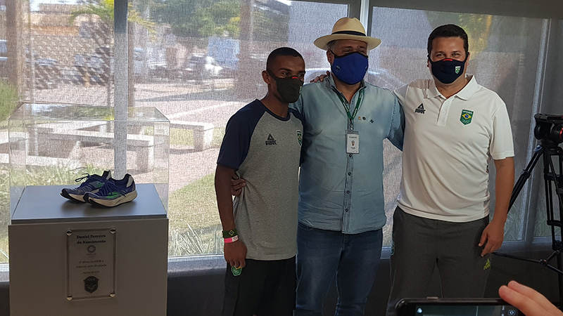 Claudio Zopone, mantenedor da ABDA, entregou a homenagem a Daniel Nascimento e Neto Gon�alves
