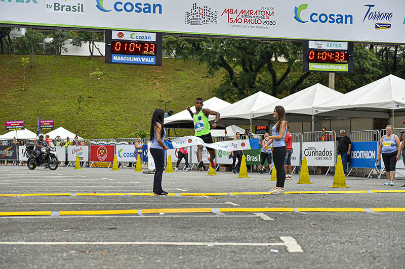 Daniel na chegada da 14� Meia Maratona de S�o Paulo, em 2020