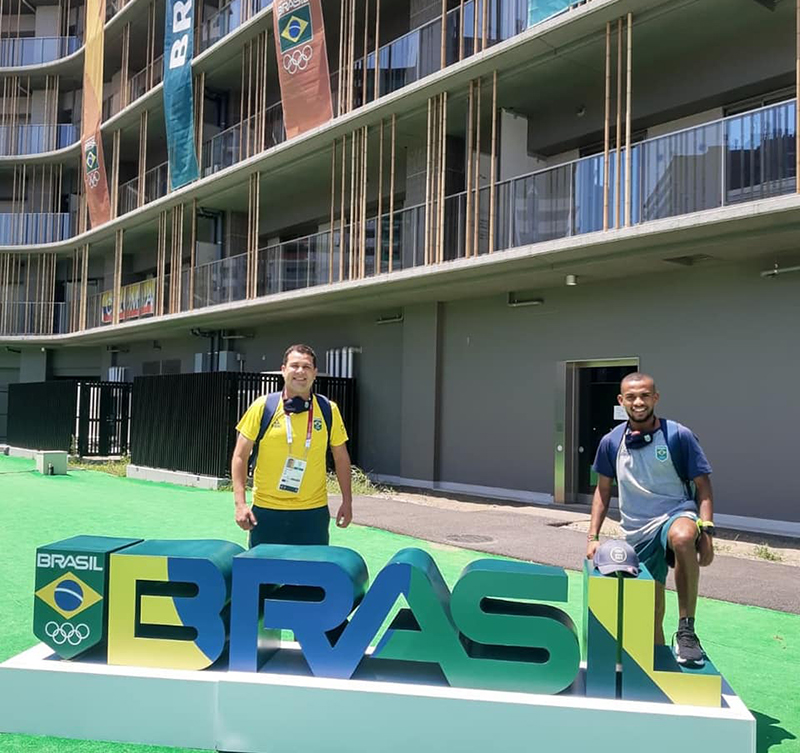 O t�cnico Neto Gon�alves e Daniel Nascimento na vila ol�mpica no Jap�o