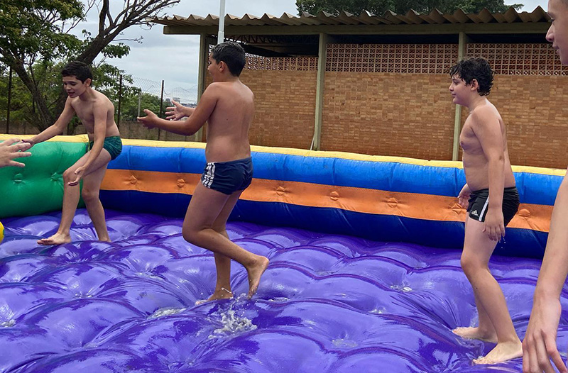 Nos intervalos dos jogos de polo aqu�tico, os times se divertiram com o futebol de sab�o