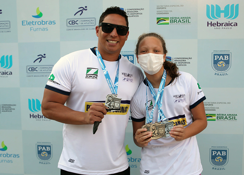 Atleta Maiah Nascimento exibe as 3 medalhas conquistadas, ao lado do t�cnico �talo Figueiredo
