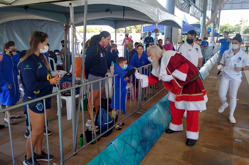 Papai Noel distribuiu doces para as crianças na competição