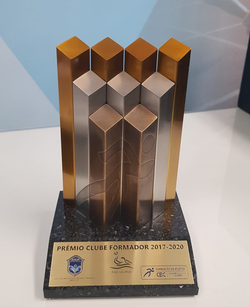 O robusto troféu de Clube Formador entrará para a coleção da ABDA
